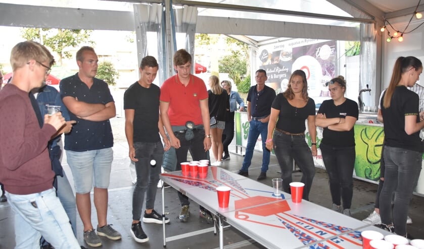 Veel deelnemers tijdens het bierpongen dinsdagavond in de Feesttent van Oranje. | Foto: CvdS.