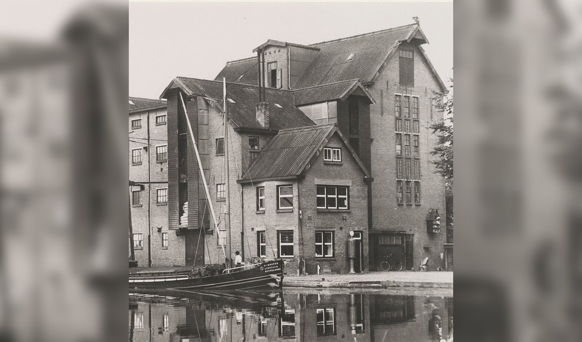 De graanmaalderij in 1938. Het vrachtschip wordt geladen of gelost.