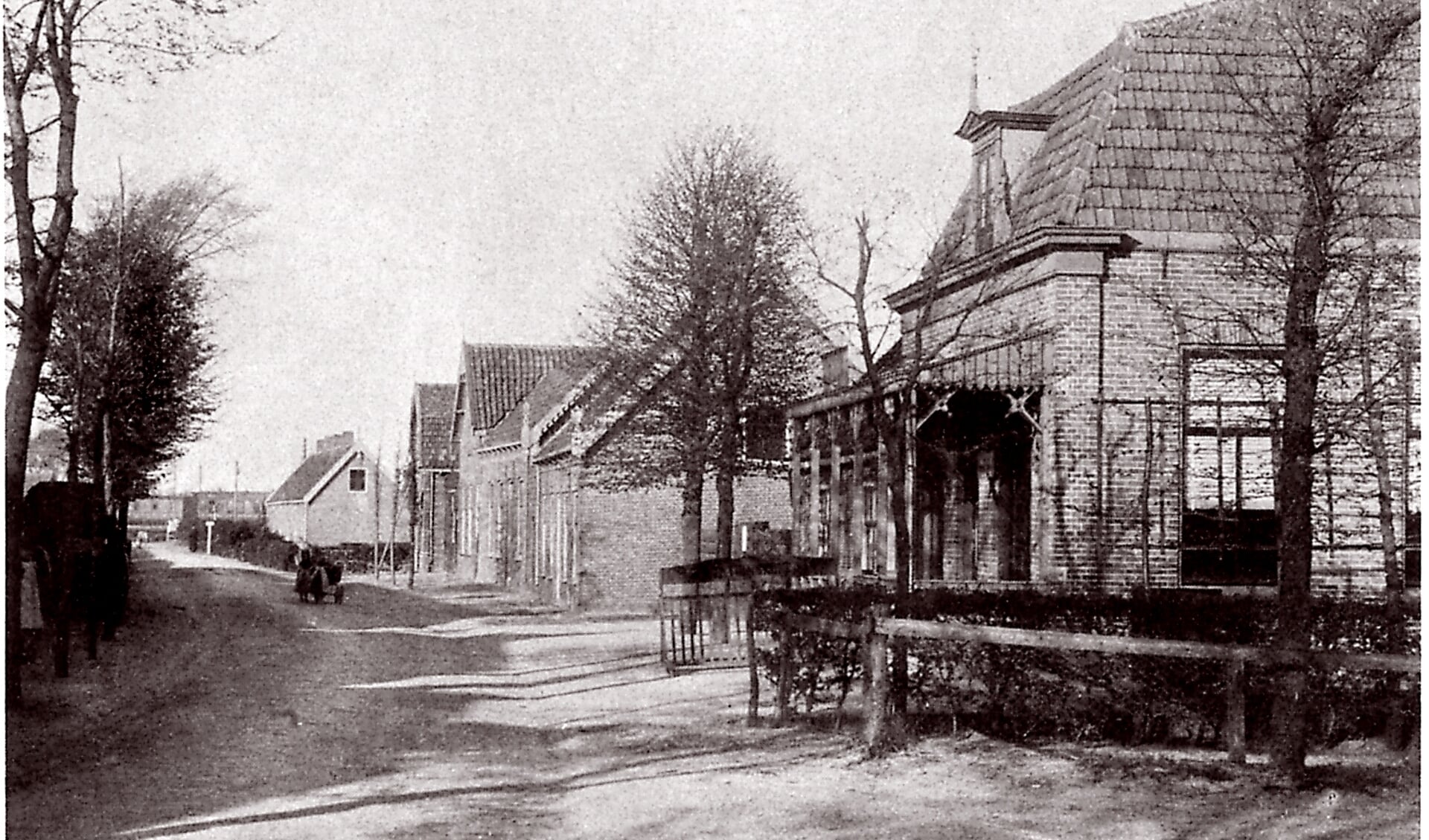 De Herenstraat die vroeger Hoofdstraat heette, omstreeks 1900.  Rechts café Klein Boerhaave van Cornelis Paardekooper. | Foto: PR