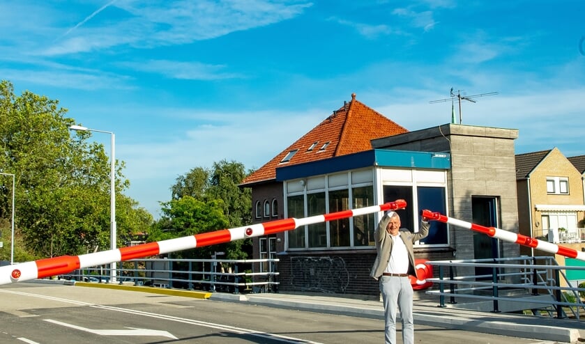 Wethouder Daan Binnendijk bij de nieuwe slagbomen die prima blijken te werken.