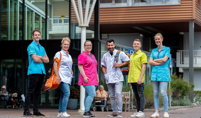 Medewerkers van Marente vertellen tijdens de informatieavond over het werken bij deze organisatie. Misschien is werken in de zorg wel echt iets voor jou.