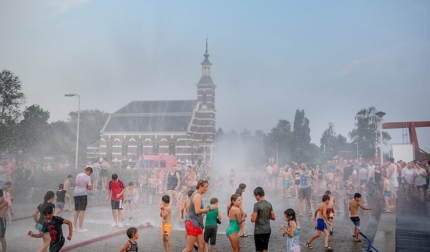 Een aantal brandweerslangen zorgden voor een heerlijke verkoelende regen.