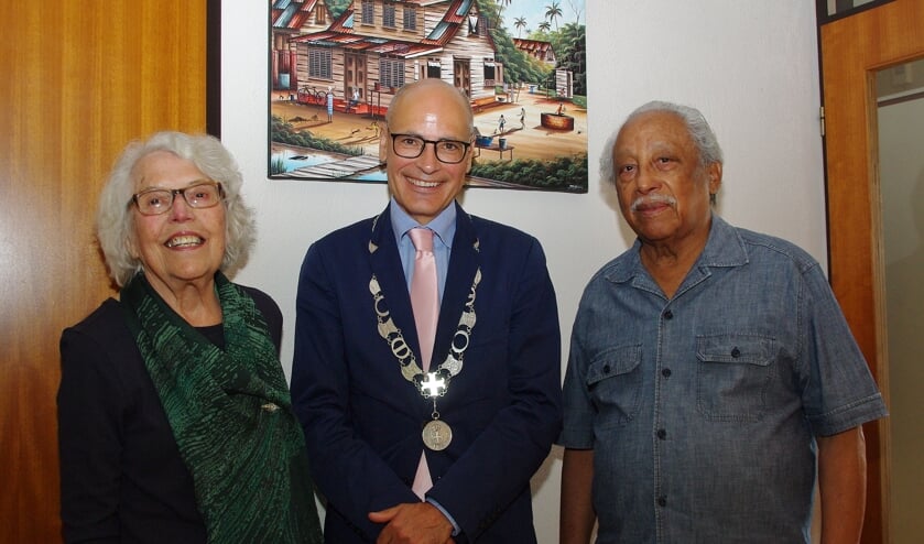 Burgemeester Jaensch feliciteerde het paar en luisterde vol interesse naar hun levensverhaal.