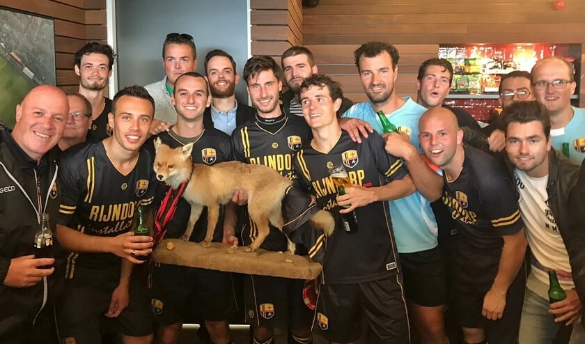 Archieffoto van de begeerde Vossencup na de derby in 2018.