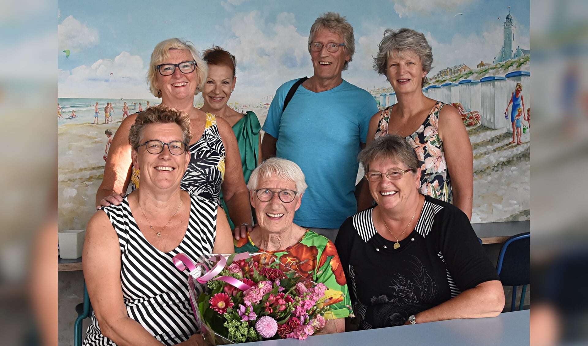 Annie Paauw werd verrast door haar zwemmaatjes Arie, Anja, Trijnie, Gerda en Ans. | Foto: Piet van Kampen