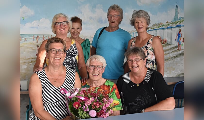 Annie Paauw werd verrast door haar zwemmaatjes Arie, Anja, Trijnie, Gerda en Ans. | Foto: Piet van Kampen