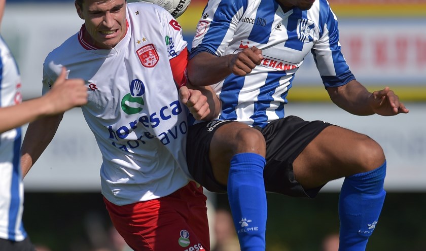 Emiel Wendt in gevecht met Chima Bosman van Quick Boys. | Foto: OrangePictures / Wim Wobbes