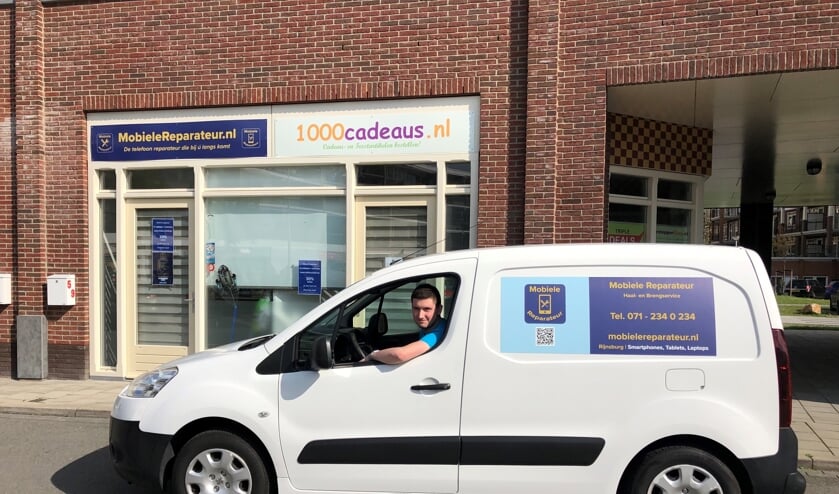 Richard in zijn bestelbus voor het pand aan Remiseplein 59 Rijnsburg.