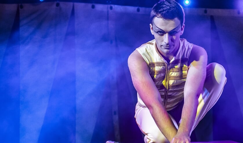 Daragh Merrit, een van de artiesten van het Magic Circus.
