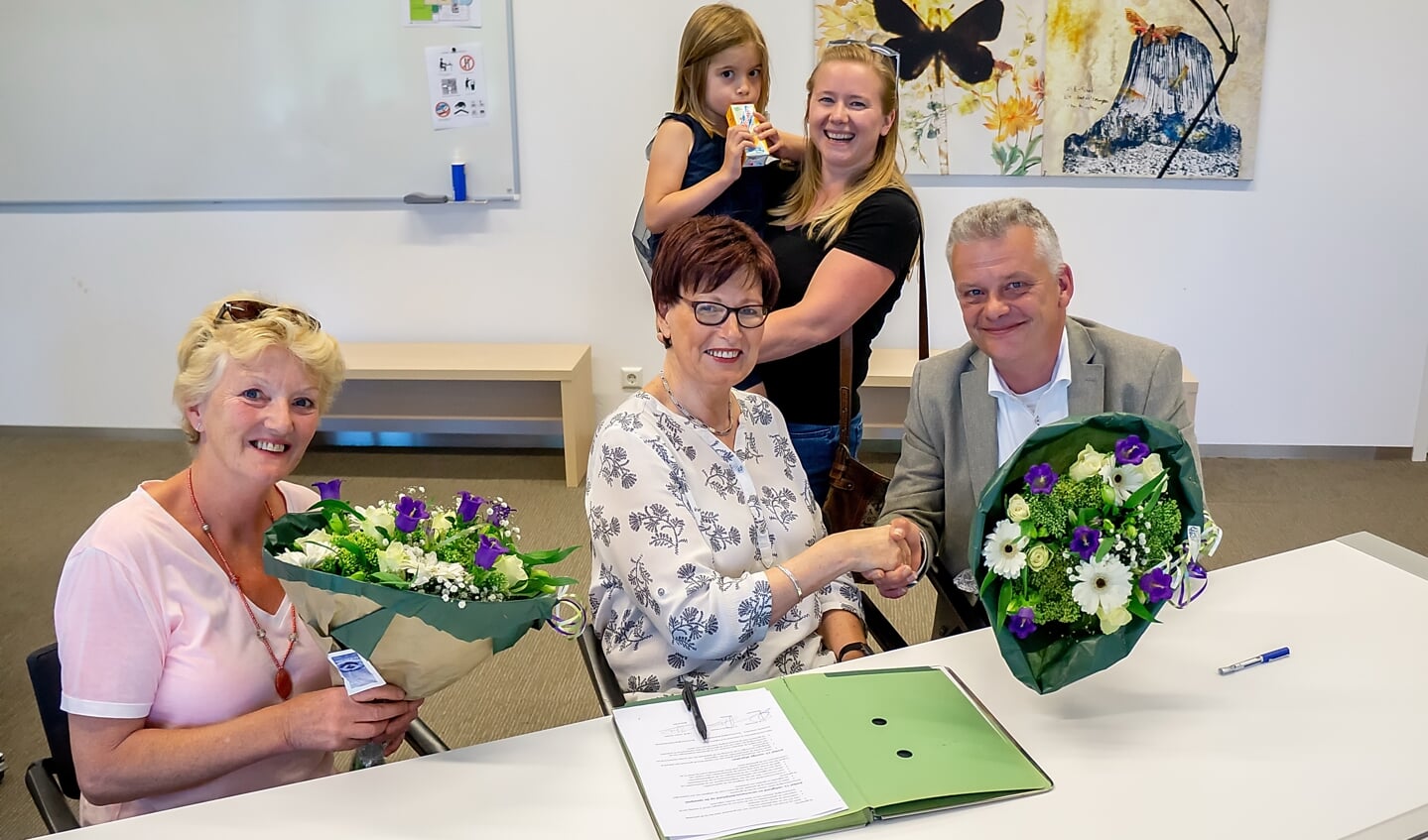 Wethouder Daan Binnendijk feliciteert voorzitter Ina Franssen van de Buurtvereniging Waterbieskreek met de adoptie van het speeltuintje. 