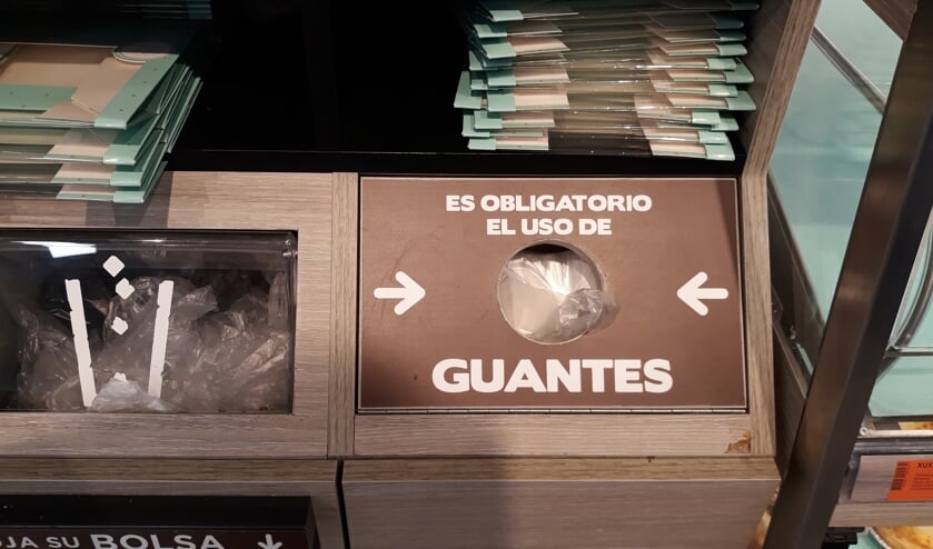 Als men in Spanje koekjes, broodjes of croissants pakt in de zelfbediening, is het verplicht dat met een gehandschoende hand te doen.