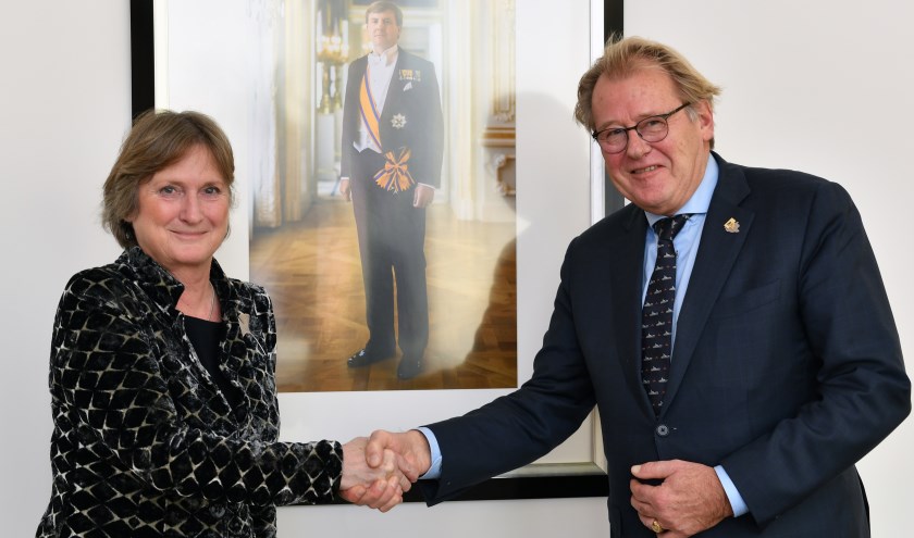 Jon Hermans bij haar aanstelling tot waarnemend burgemeester. Rechts CvK Jaap Smit. | Foto: archief