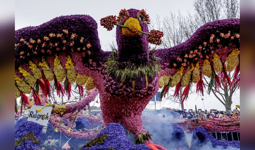 De praalwagen Rise of the Phoenix wordt voor de dahliadagen gestoken met dahlia's en is te bewonderen in de tuin van het kasteel.