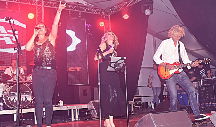 Vrienden van Katwijk met de band Support Act. Zij zongen de pannen van het dak. | Foto: Piet van Kampen