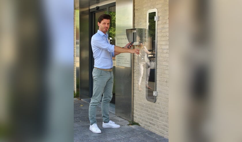 Apotheker Michiel Grijsen bij de nieuwe uitgifterobot voor medicijnen aan de Lijtweg. | Foto Willemien Timmers