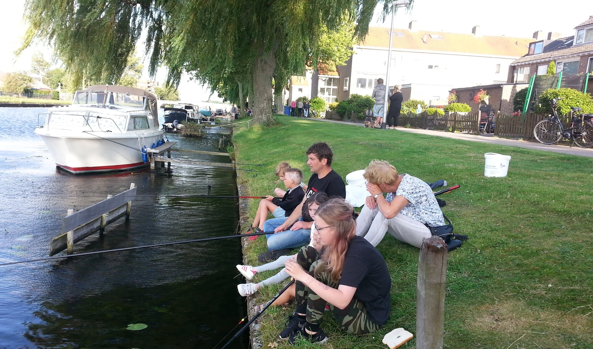 Het vissen is een van de niet meer weg te denken activiteiten in de Rijnsburgse feestweek. 