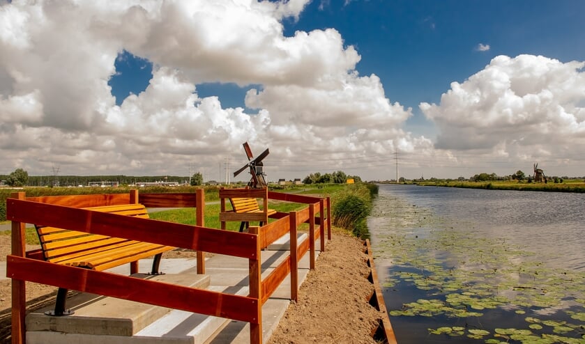 Het uitkijkpunt op het dijkje langs De Does. Op de grens van land en water is de bovenkant te zien van de dure stalen damwand die verplicht moest worden aangelegd om het uitkijkpunt te realiseren.