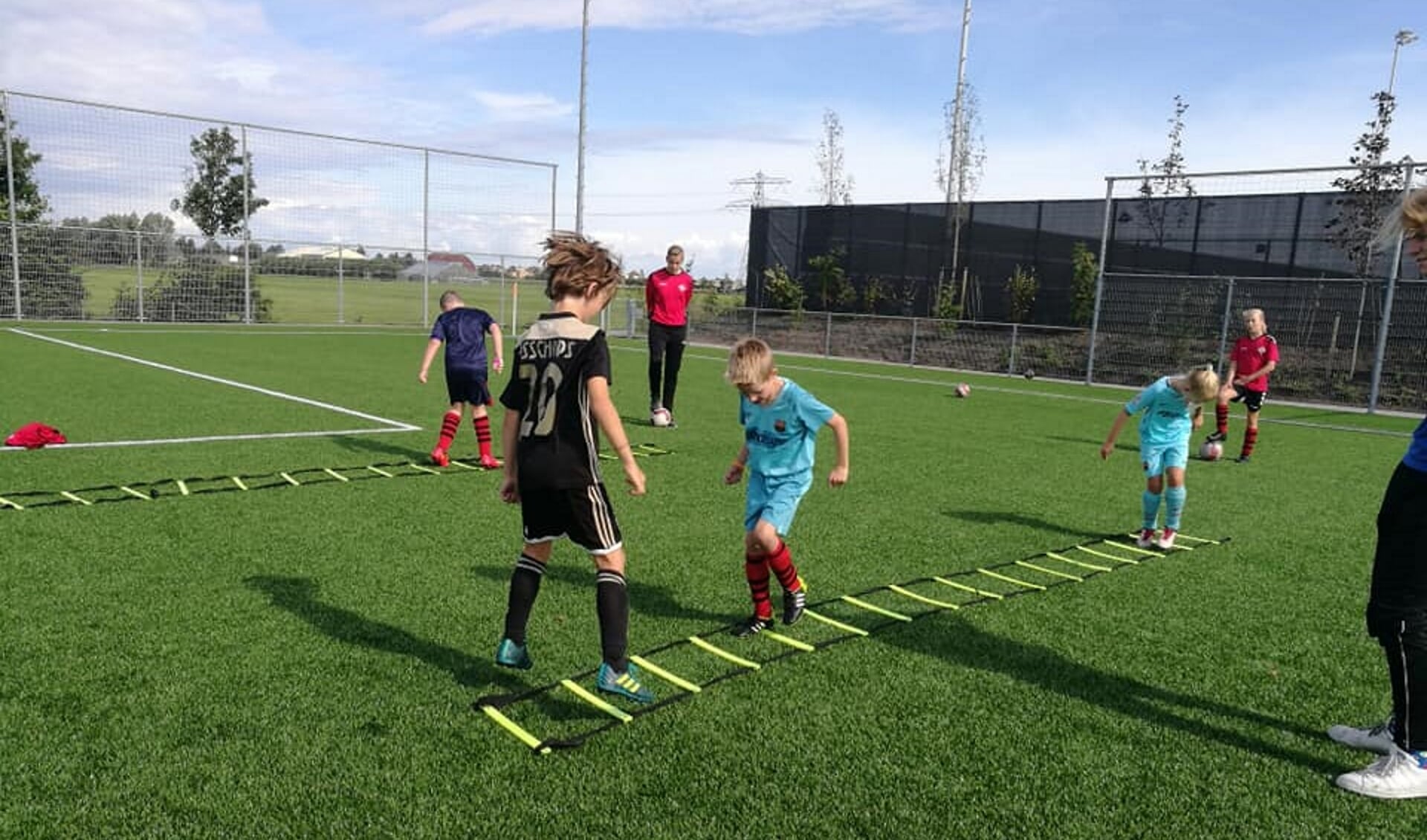 Voetbal is leuk voor jongens én meisjes. | Foto: PR