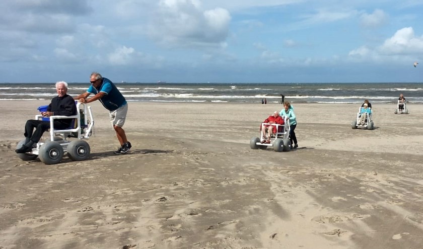 Zonnebloemers op het strand van Katwijk.