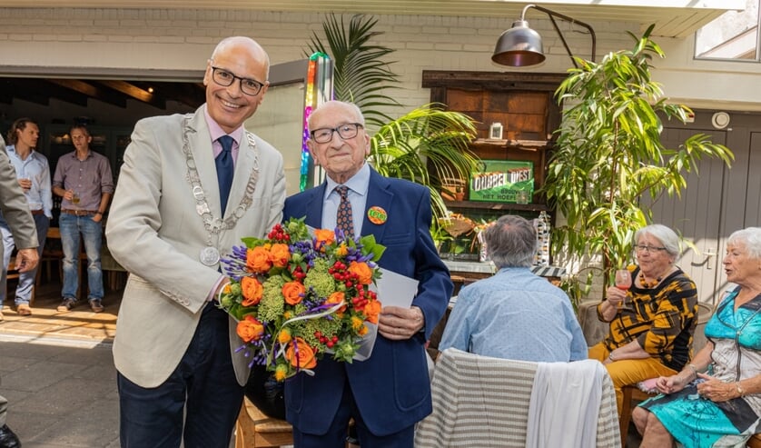 Burgemeester Emile Jaensch kwam langs om de eeuwling namens de gemeente bloemen te overhandigen.
