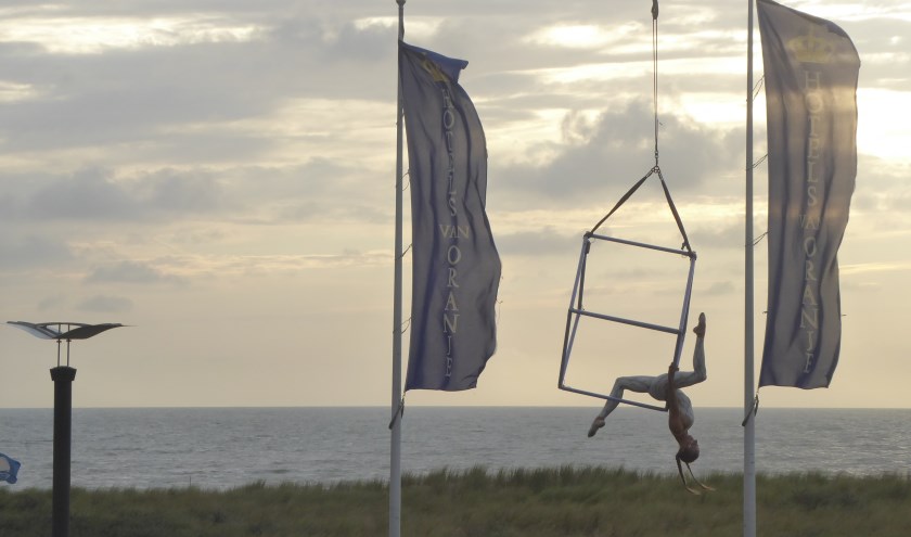 Acrobatiek, muziek, humor en vreemde vogels: de vaste ingrediënten voor Cirque des dunes. | Foto: Ina Verblaauw