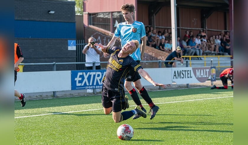 Lodewijk Bloemzaad krijgt een vrije trap mee waaruit een doelpunt zal worden gescoord. | Foto lichtenbeldfoto.nl