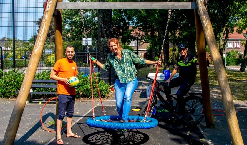V.l.n.r. jongerenwerkers Mimoun Ben Aissa en Lise Huitema en wijkagent Wim van Dijk op het Hubrechtplein.