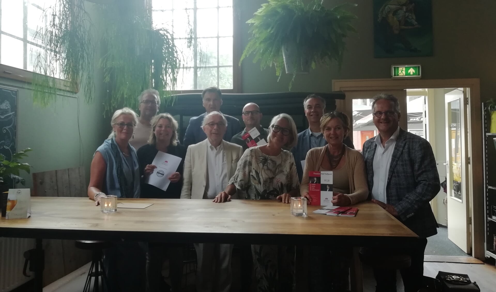 sponsoren geflankeerd door voorzitter Anne Scheltes (voorste rij eerste van links) en penningmeester Arjo van Trigt (achterste rij tweede van links | Foto: Mette Tros