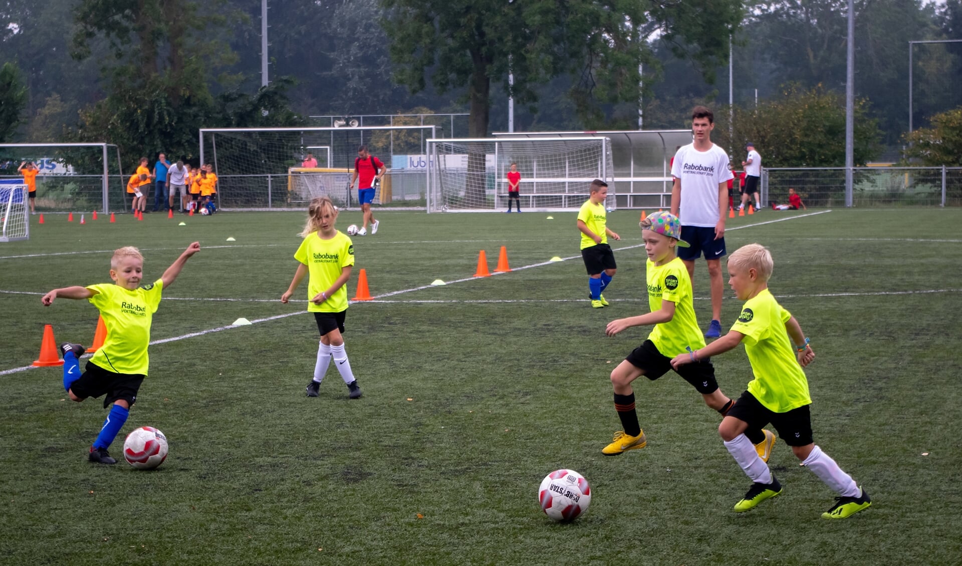 Speelse techniektraining tijdens de voetbalstart van 2019. | Foto: J.P. Kranenburg