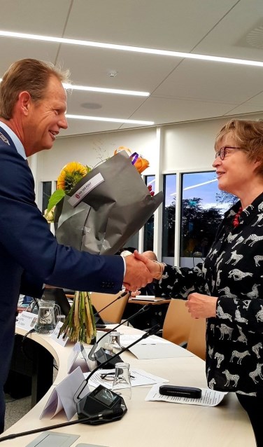 Bloemen en mooie woorden voor Aleid Ringelberg. | Foto: VVD Hillegom.