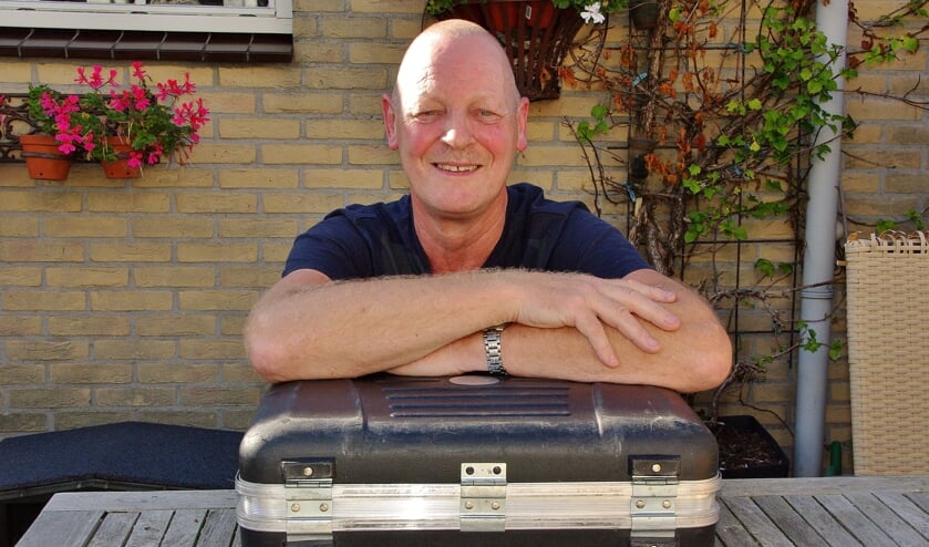 Theo Juffermans met zijn onafscheidelijke koffertje met gereedschap. |