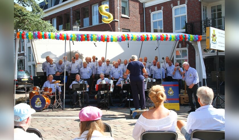 De Torren tijdens het zonovergoten festival op het Vierkant.
