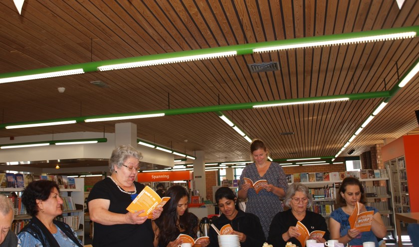 Ana leest haar eigen gedicht voor tijdens het Taalcafé in Sassenheim. Foto: Piet de Boer