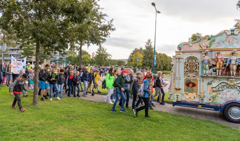 Met zelfgemaakte spandoeken gingen de leerlingen in optocht terug naar hun school.
