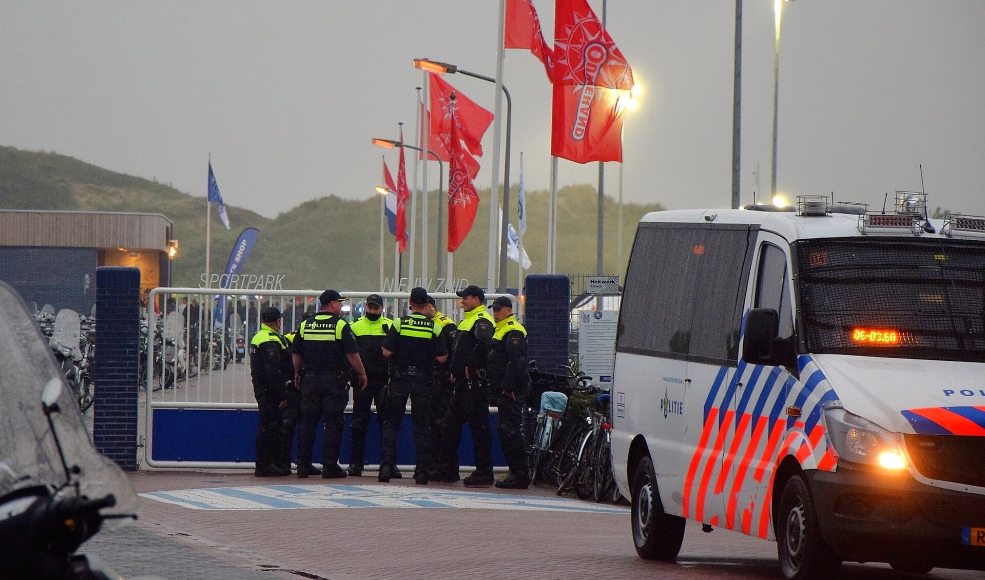 Politie gisteravond bij de ingang van sportpark Nieuw-Zuid. 