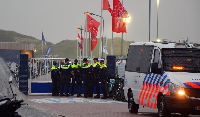 Politie gisteravond bij de ingang van sportpark Nieuw-Zuid.
