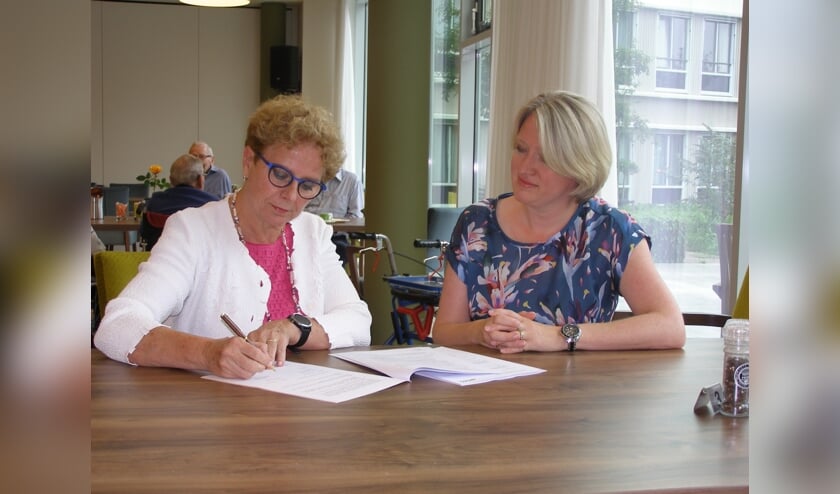 Joke Ricke en Esther Tait ondertekenen de samenwerking. | Foto: Pr