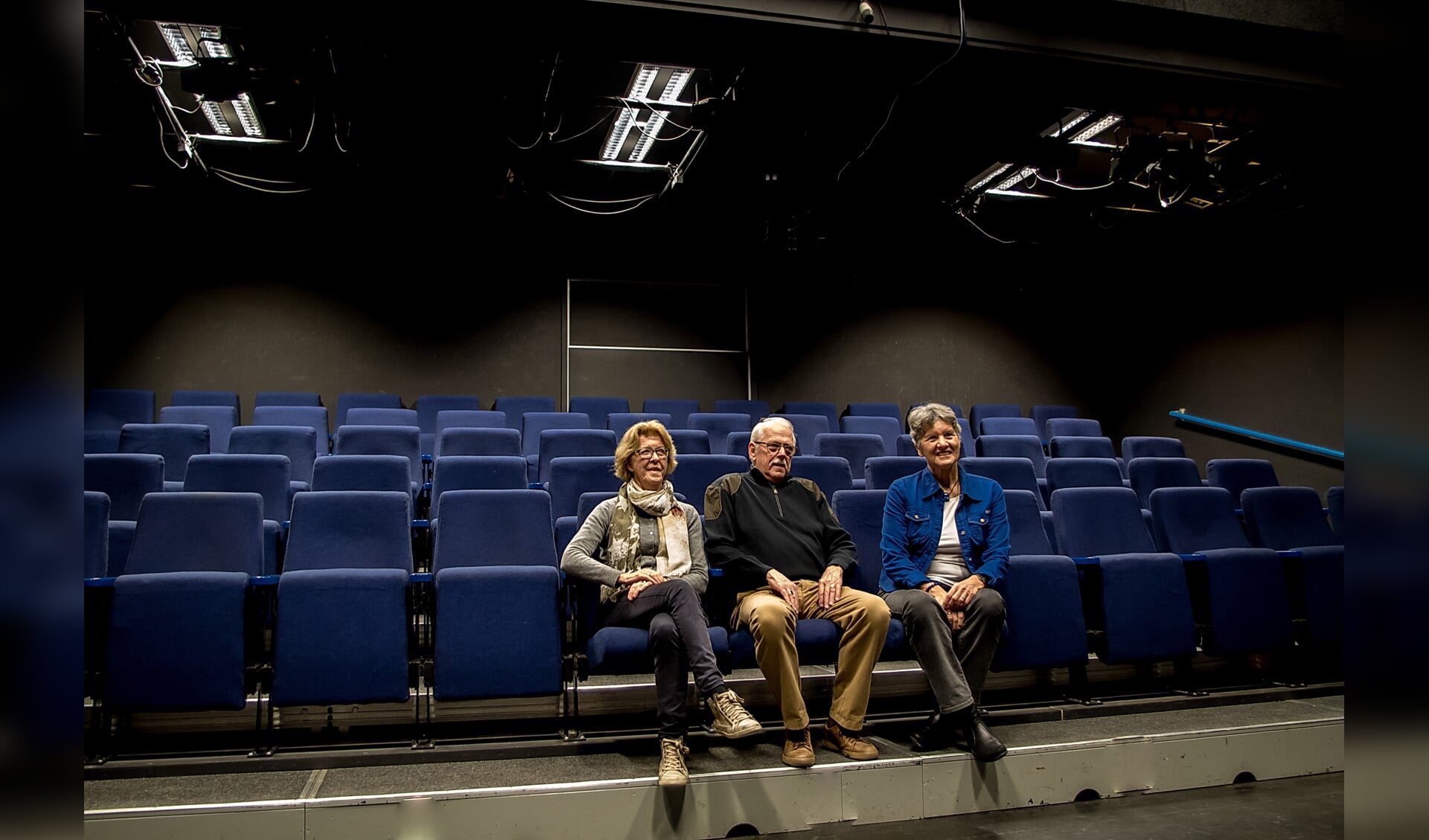 Het bestuur van het Filmhuis Leiderdorp in de theaterzaal van Toverlei die ook dienst doet als filmzaal. De minibioscoop wordt gedurende de verbouwing van De Sterrentuin verplaatst naar een zaal van de Scheppingskerk. 