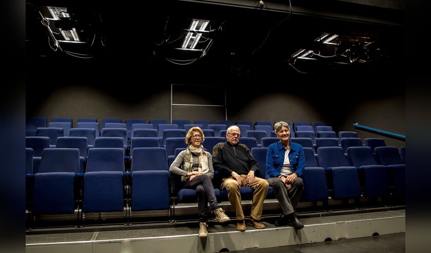 Het bestuur van het Filmhuis Leiderdorp in de theaterzaal van Toverlei die ook dienst doet als filmzaal. De minibioscoop wordt gedurende de verbouwing van De Sterrentuin verplaatst naar een zaal van de Scheppingskerk.