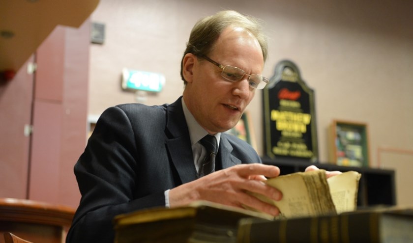 Arie Molendijk taxeert boeken.