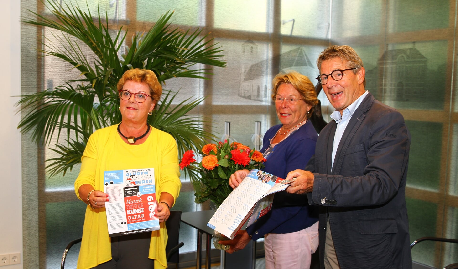 Links Carla Kieft, midden bestuurslid Stella Sedelaar en rechts Ben van der Aart. | Foto: Arie in 't Veld