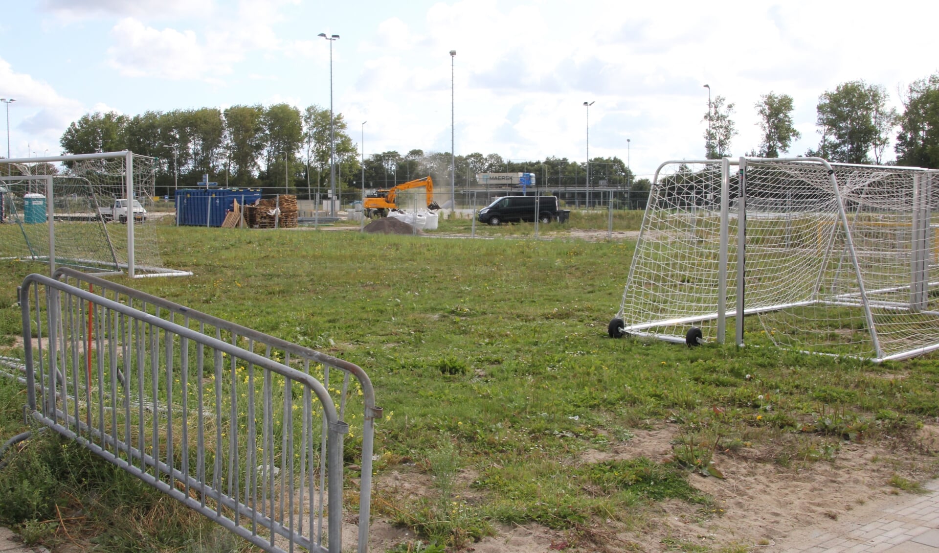 Beperkte activiteiten op de plek waar nieuwbouw is gepland maar waarvoor de de vergunning  is ingetrokken.