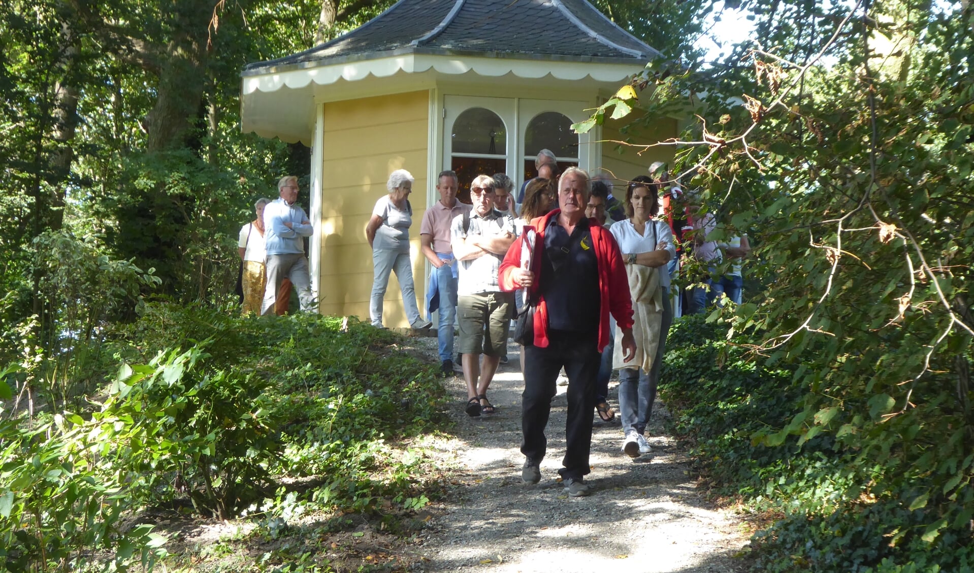 Gids Hennie van der Zalm leidt een groep door landgoed Calorama. | Foto: Ina Verblaauw