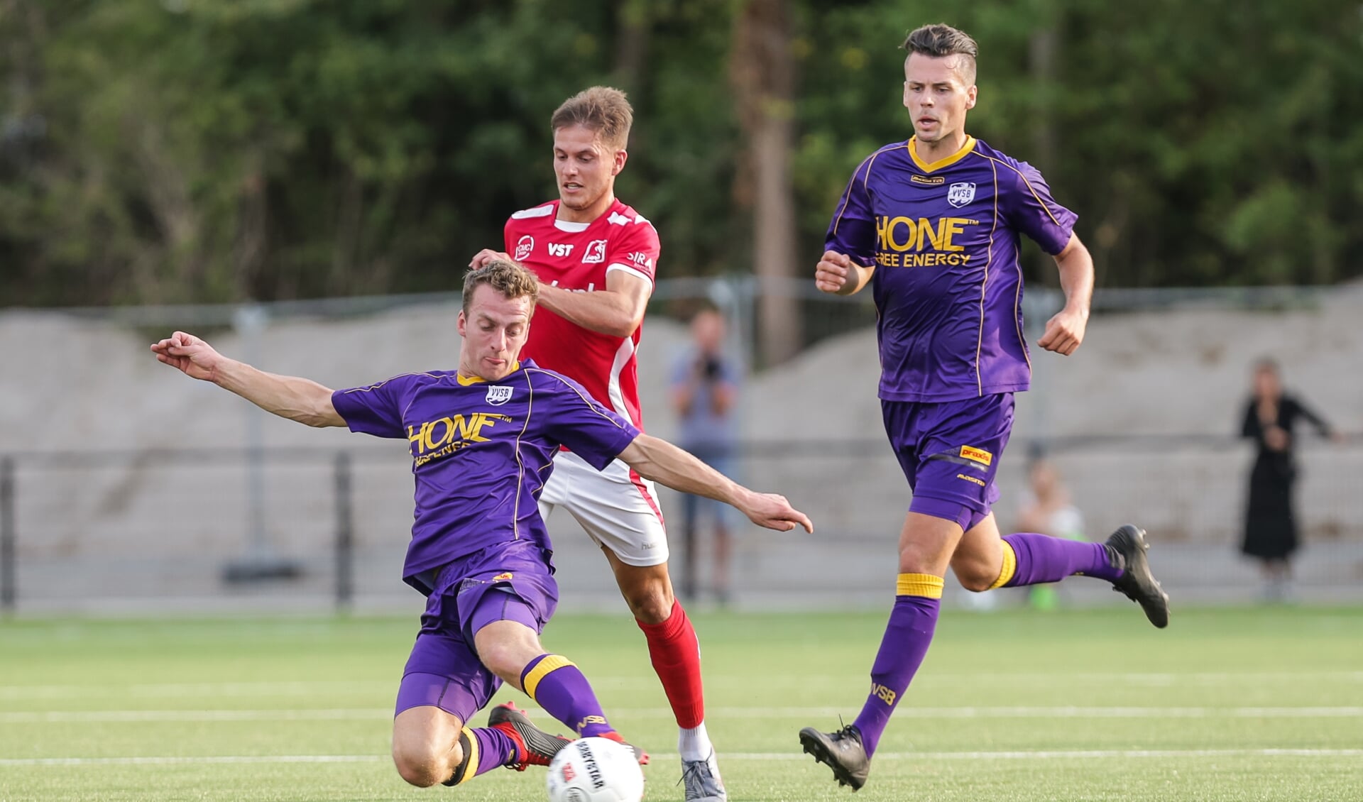 Rob Zandbergen speelt Kai Huisman van DOVO de bal af. | Foto: OrangePictures