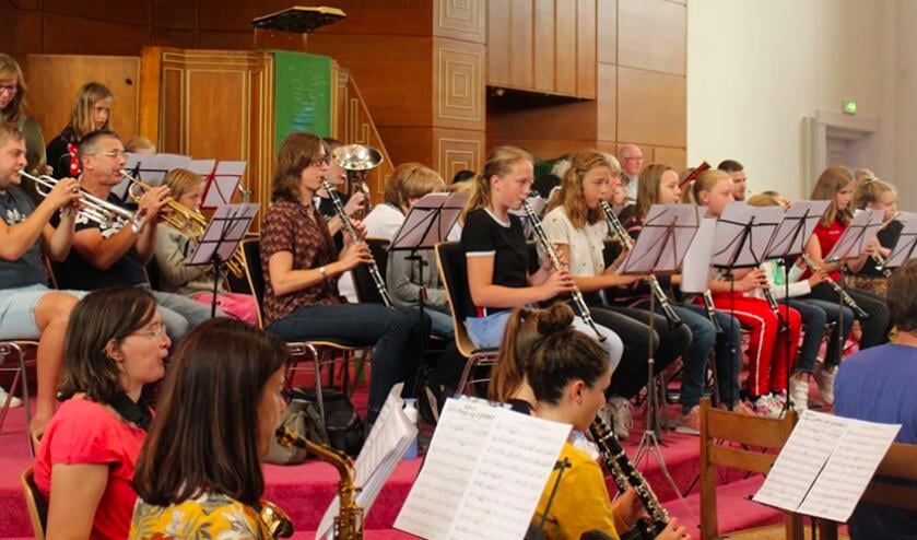 Huidige en oud-leden van Crescendo repeteren gezamenlijk voor 115-jarig jubileumconcert op 23 november. | Foto: PR