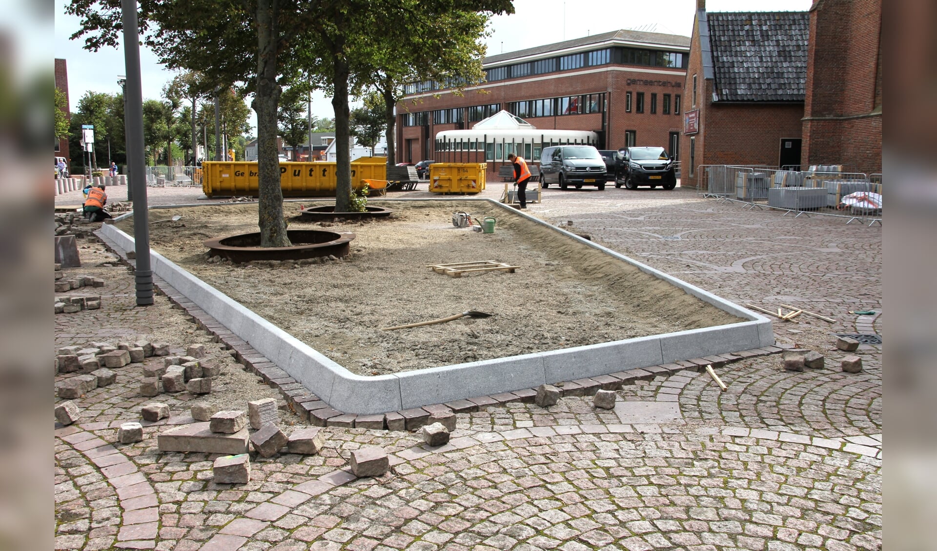 Eerst worden de plantenbakken aangebracht en daarna worden de betonnen palen verwijderd. | Foto: WS