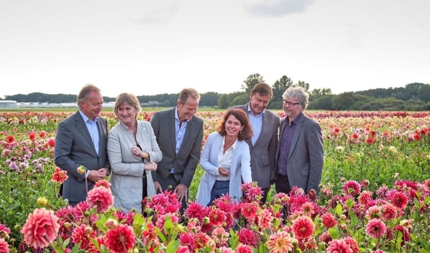 Van links naar rechts: Lars Flinkerbusch, Jon Hermans-Vloedbeld, Arie van Erk, Paulette Timmerman, Jan Bout en Marco Beijersbergen. Op de foto ontbreken leden Jos Vranken en Willy Spaan