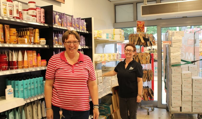 Daniëlle aan het werk, samen met collega Monique Brandt. | Foto: EvE