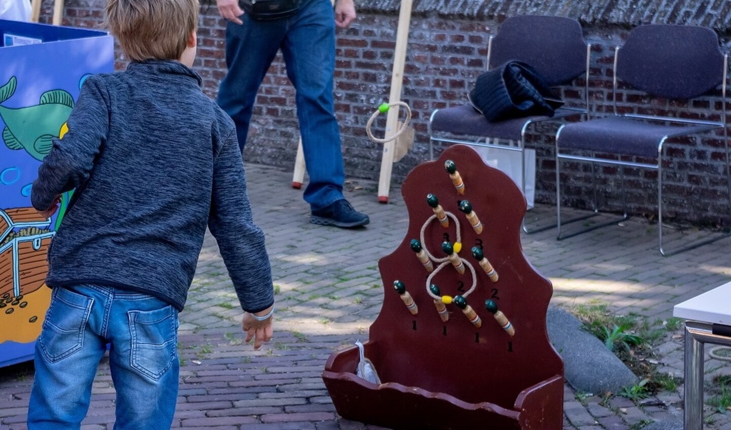 Kinderen konden tegenover café-restaurant De Hollandsche Tuyn oud-Hollandse spelletjes doen.