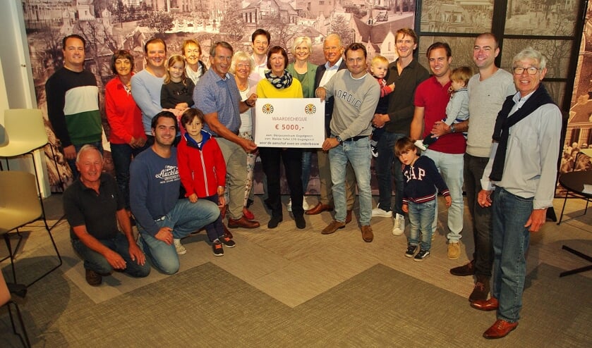 Tafelaars en vertegenwoordigers van het Dorpscentrum met de cheque.